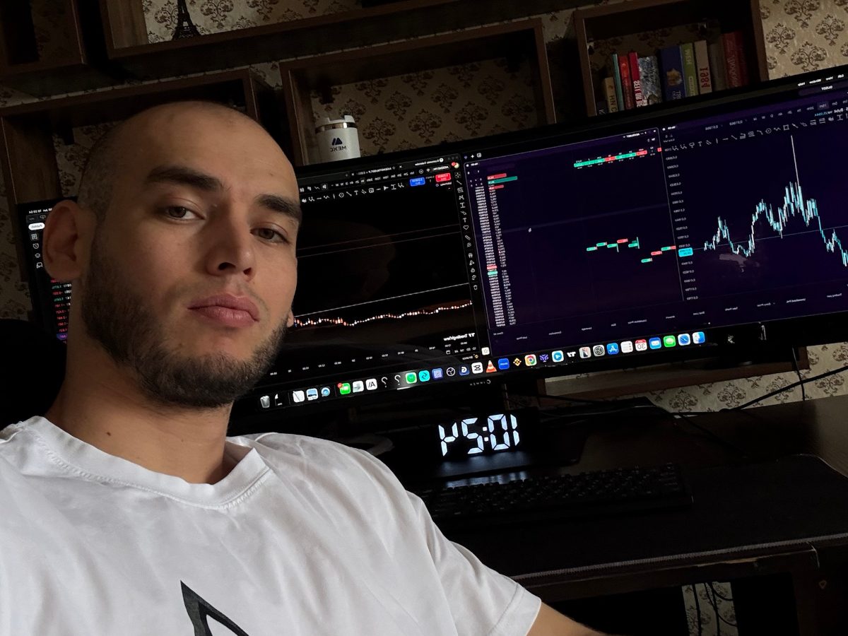 Mentor o‘z ish joyida — savdo terminali va grafiklar